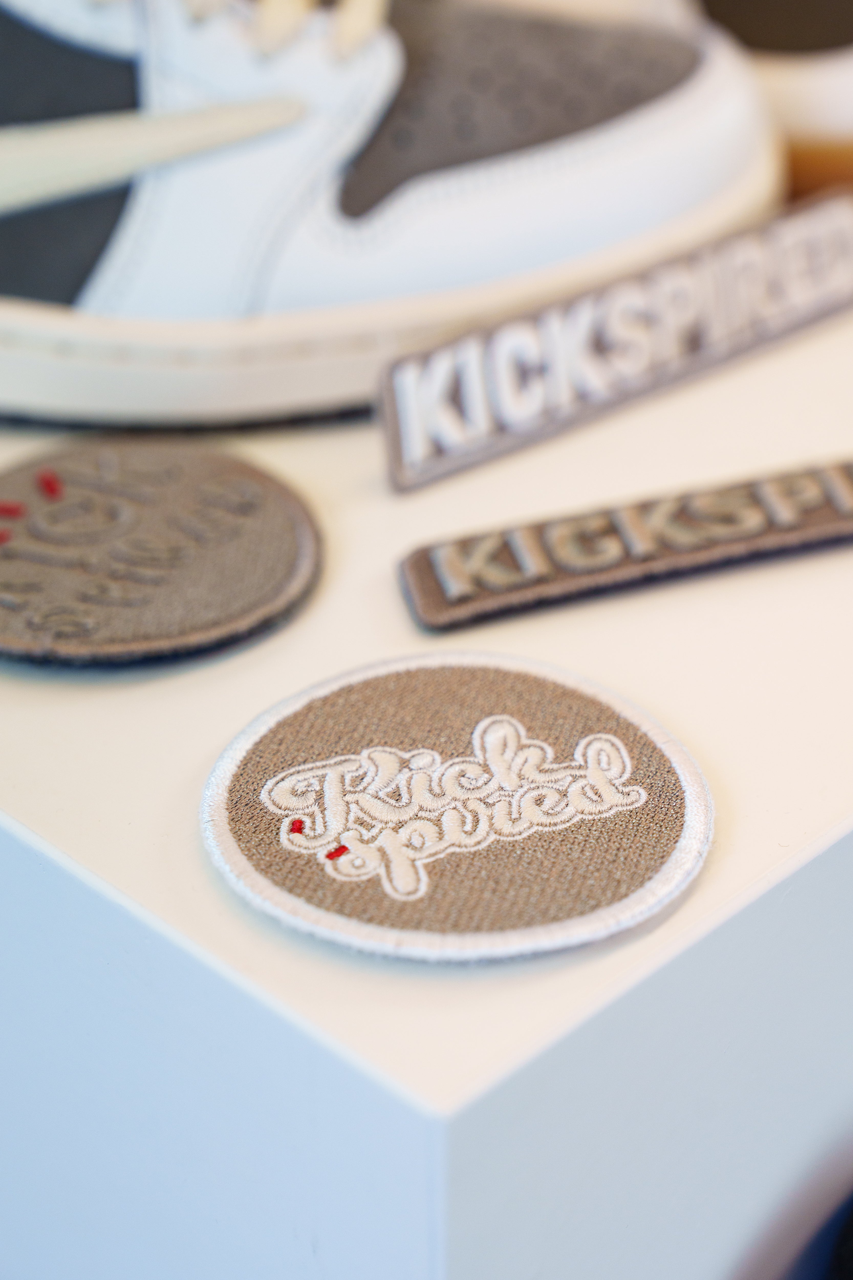 ROUND BADGE LIGHT BROWN/WHITE/CREME Kickspired