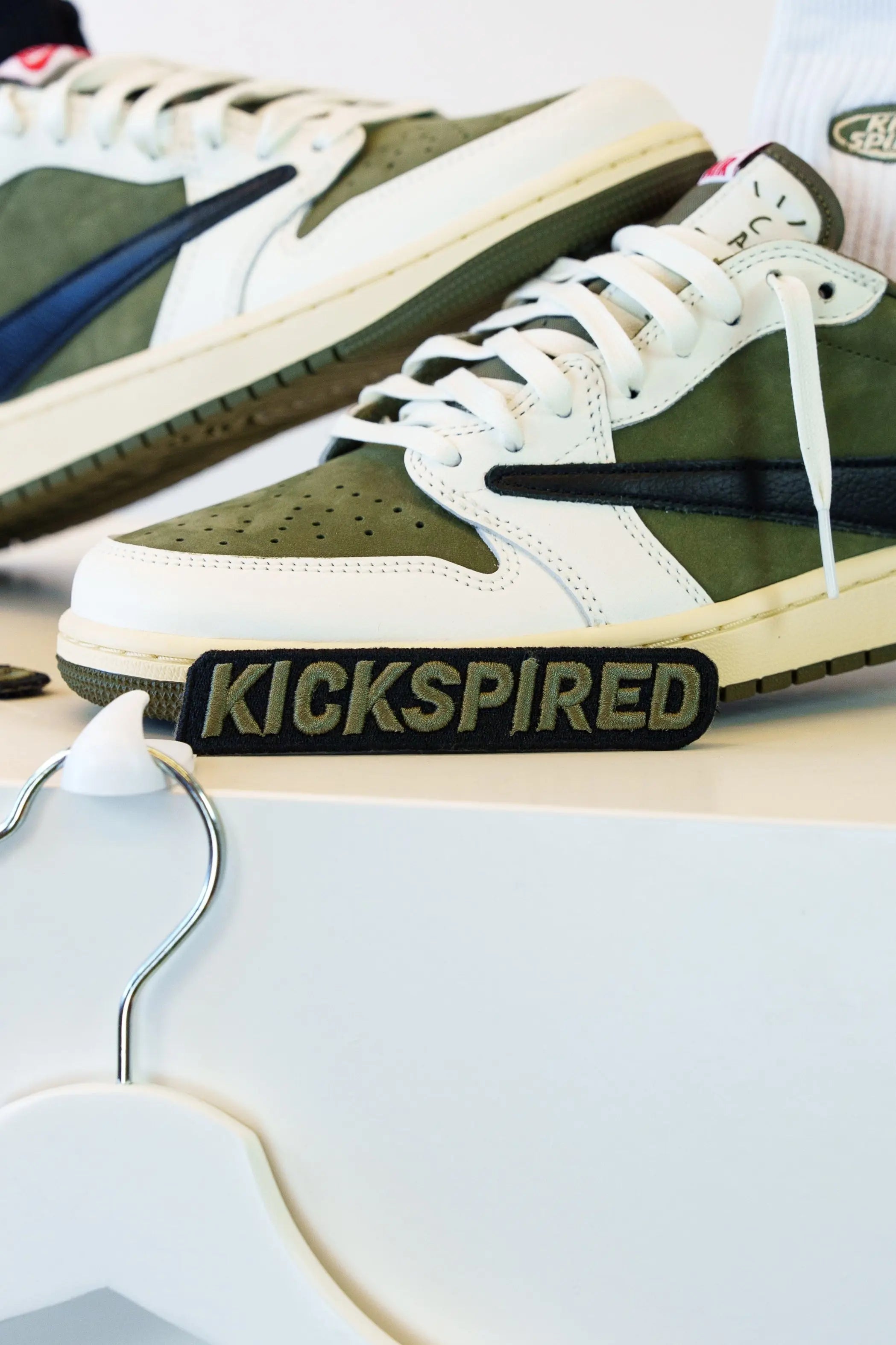 BLACK/OLIVE (J1 MEDIUM OLIVE)