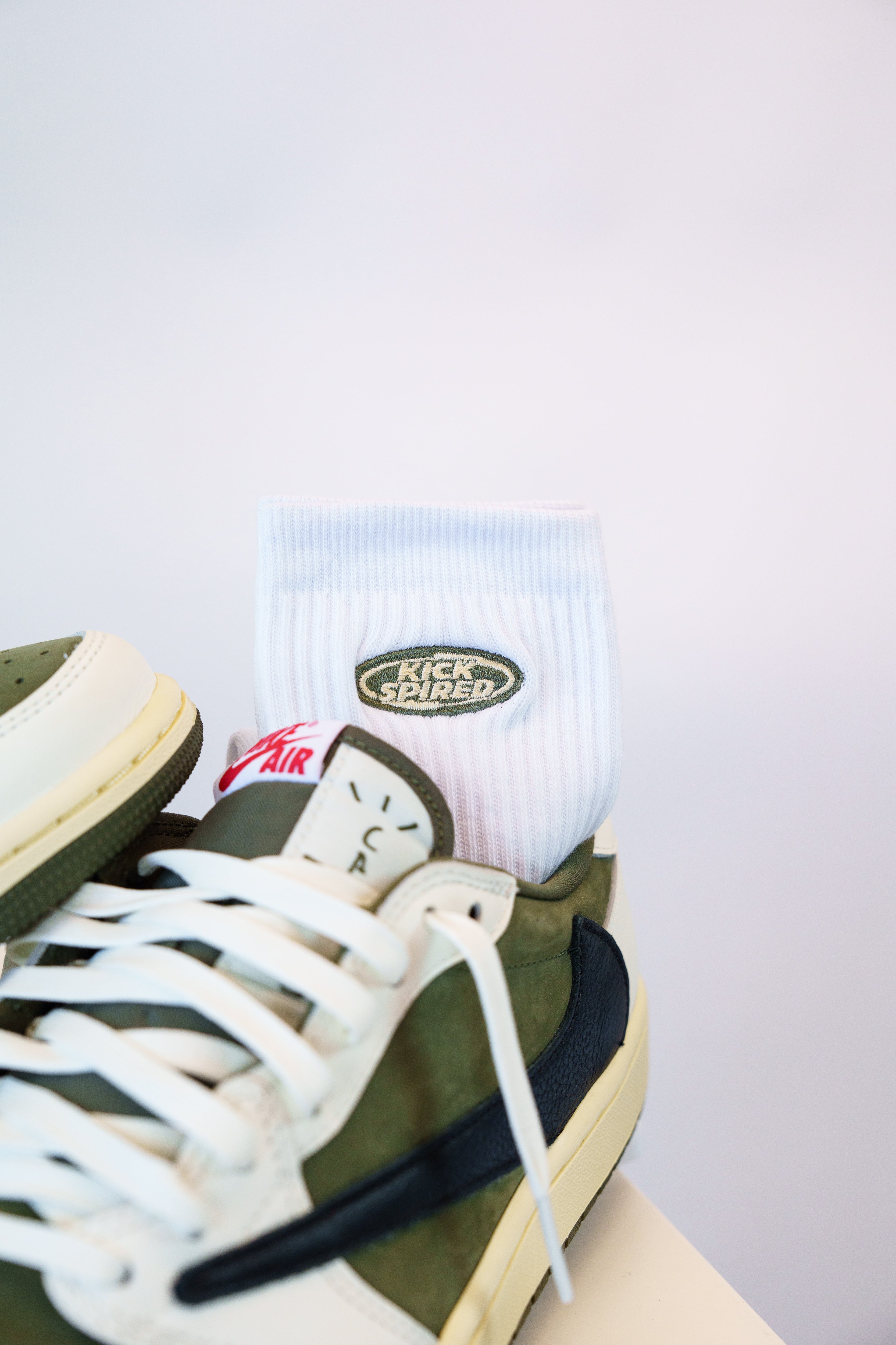 SOCKS WHITE/OLIVE/CREME Kickspired