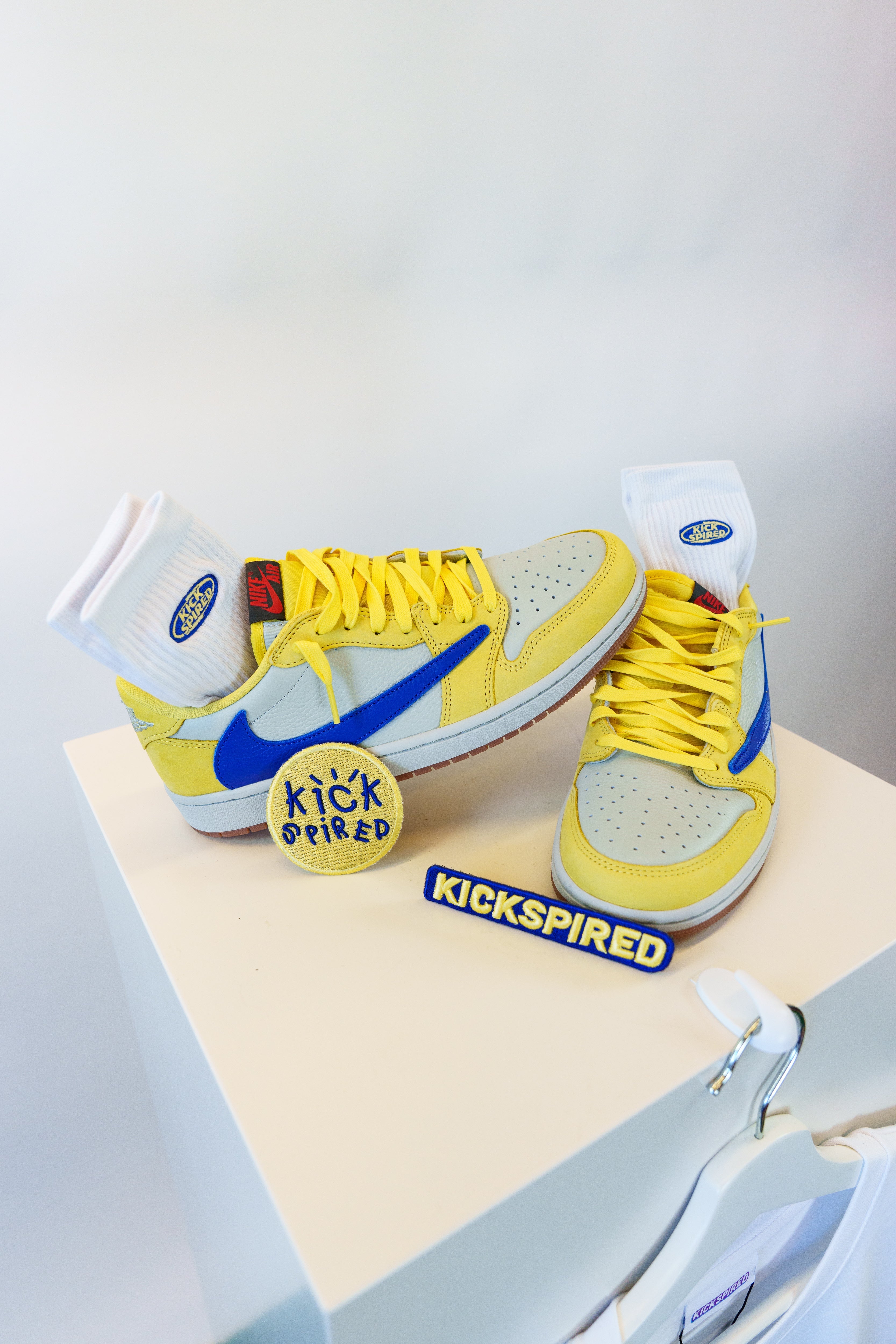 ROUND BADGE YELLOW/BLUE Kickspired