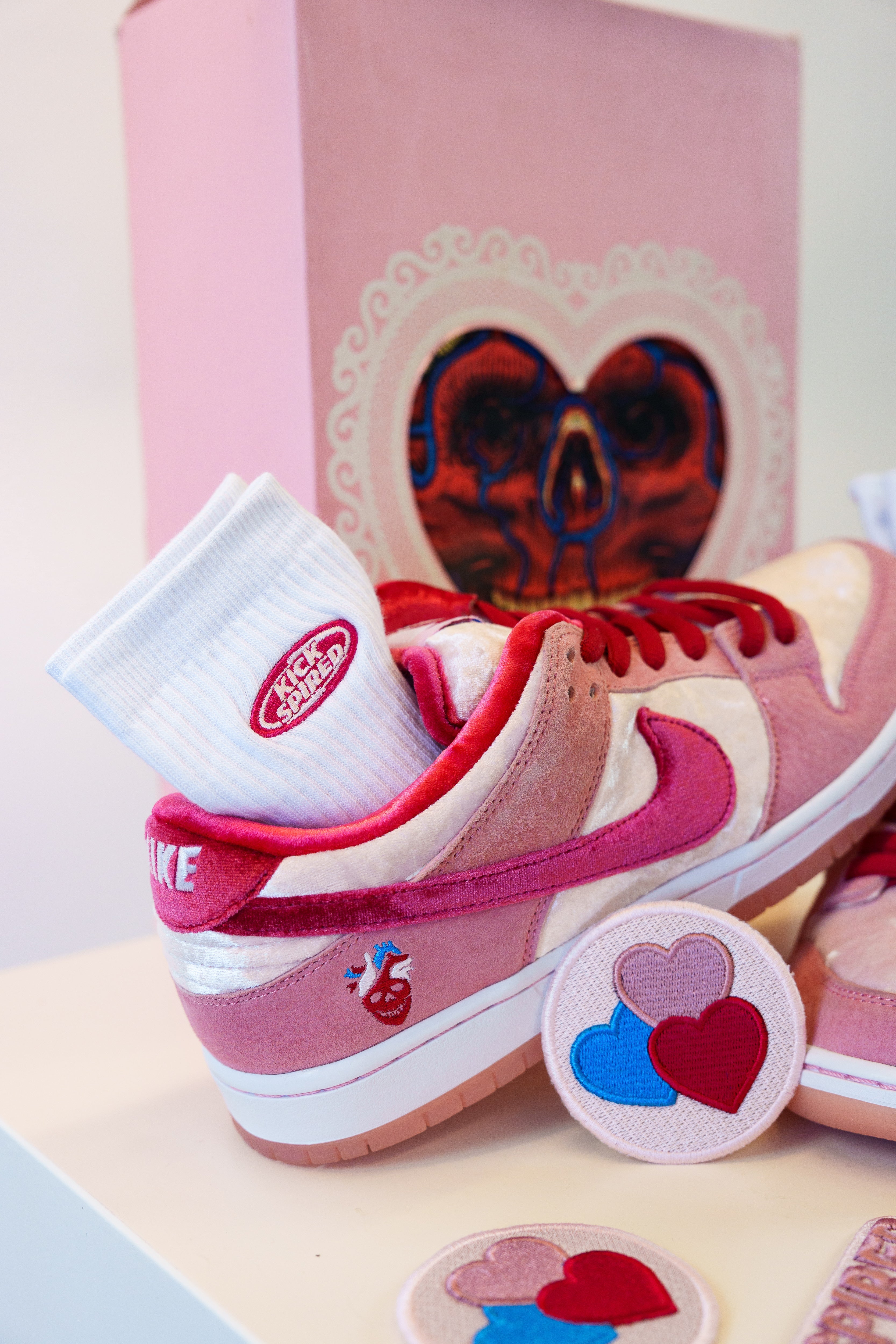 ROUND BADGE (LIGHT) PINK/ROSE/RED/BLUE Kickspired