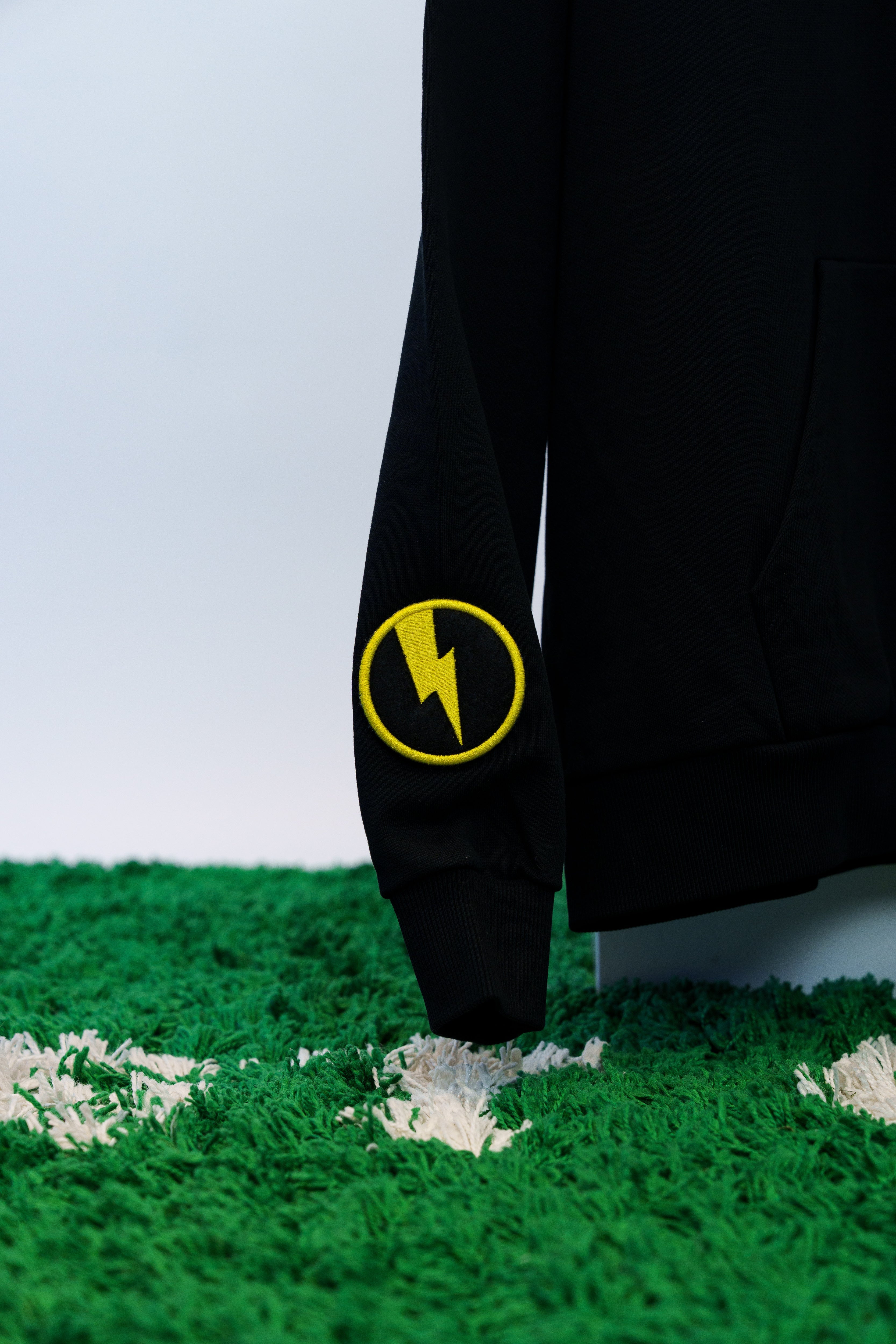 ROUND BADGE BLACK/YELLOW Kickspired