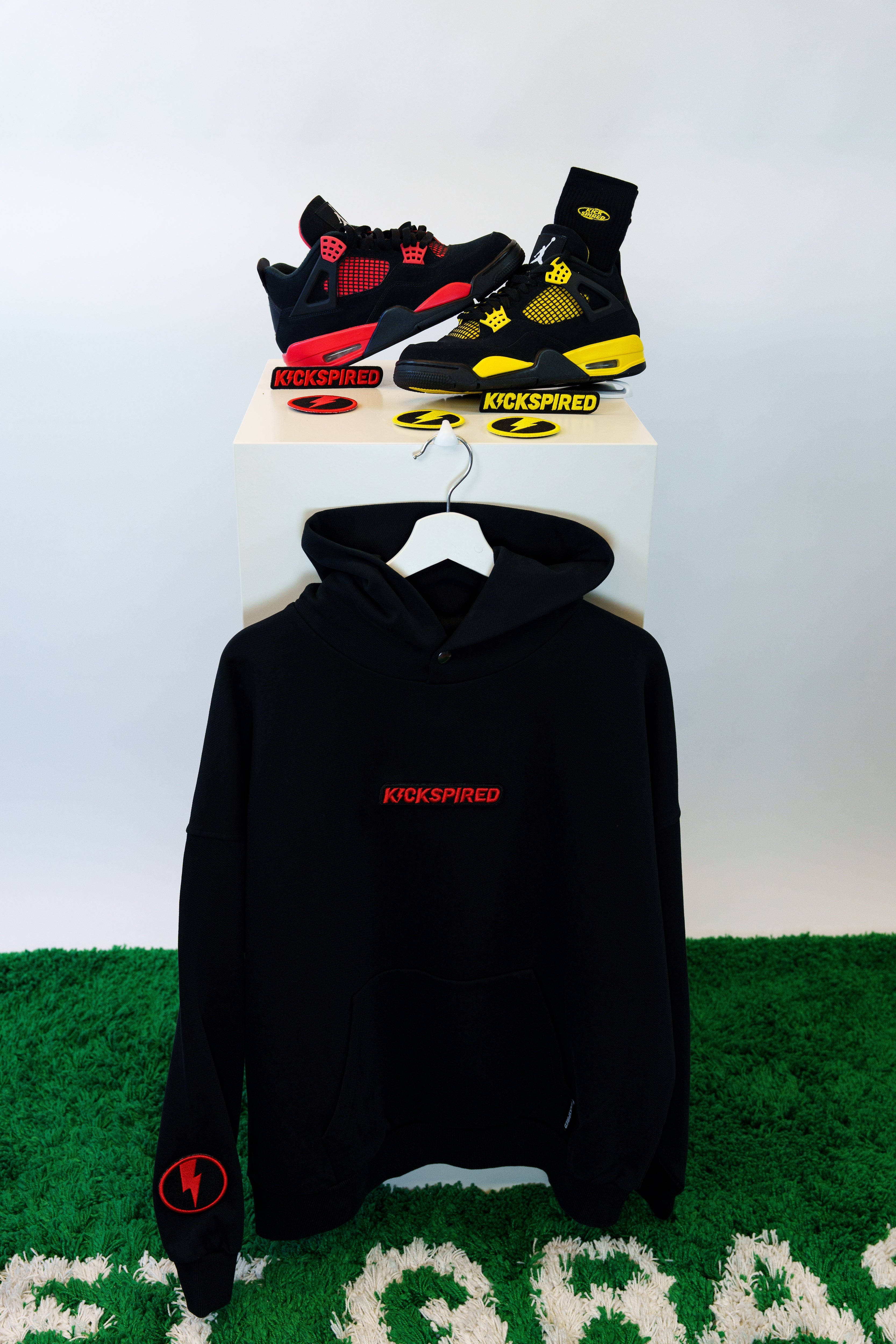 SQUARE BADGE BLACK/RED Kickspired