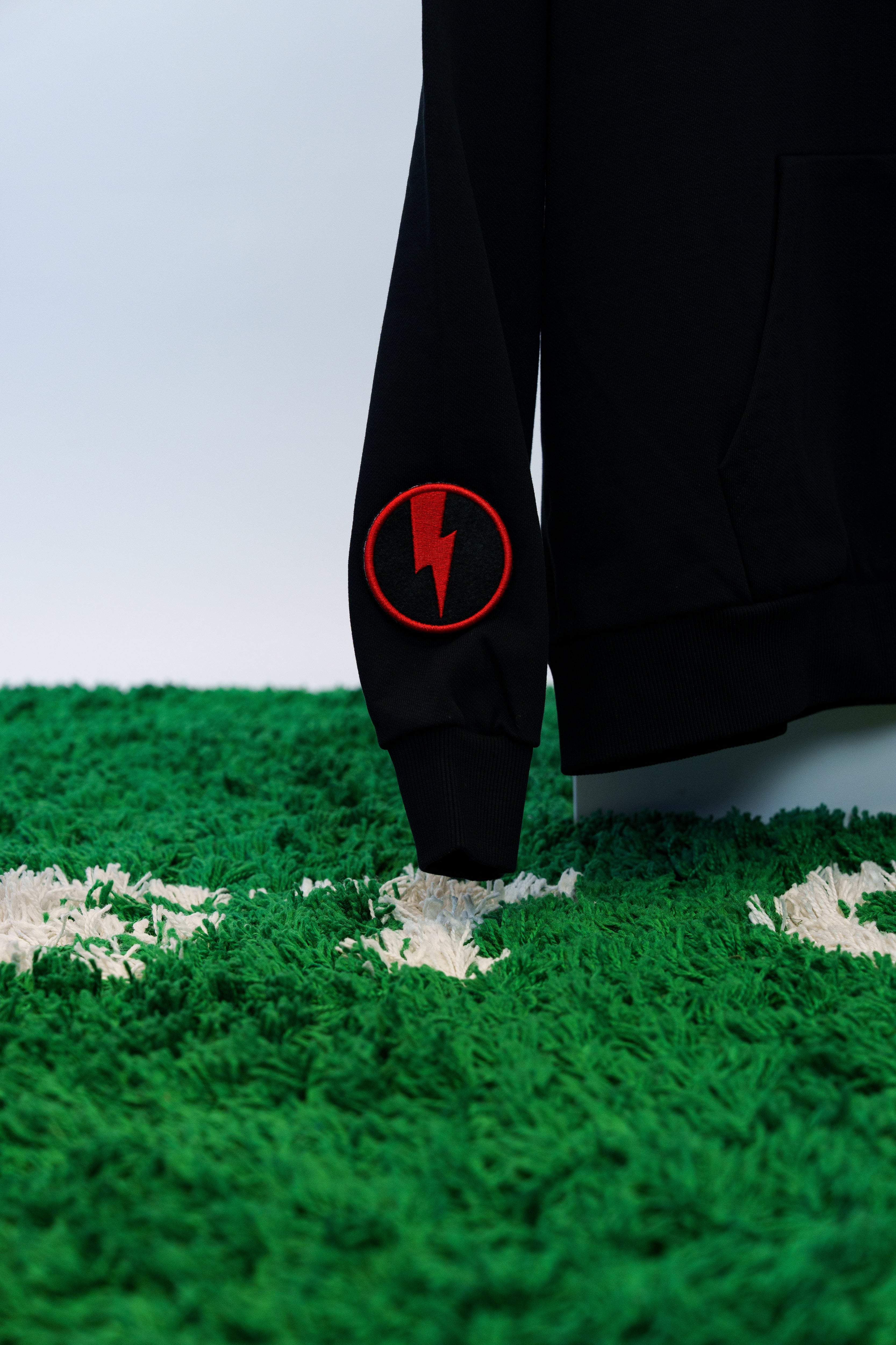 ROUND BADGE BLACK/RED Kickspired