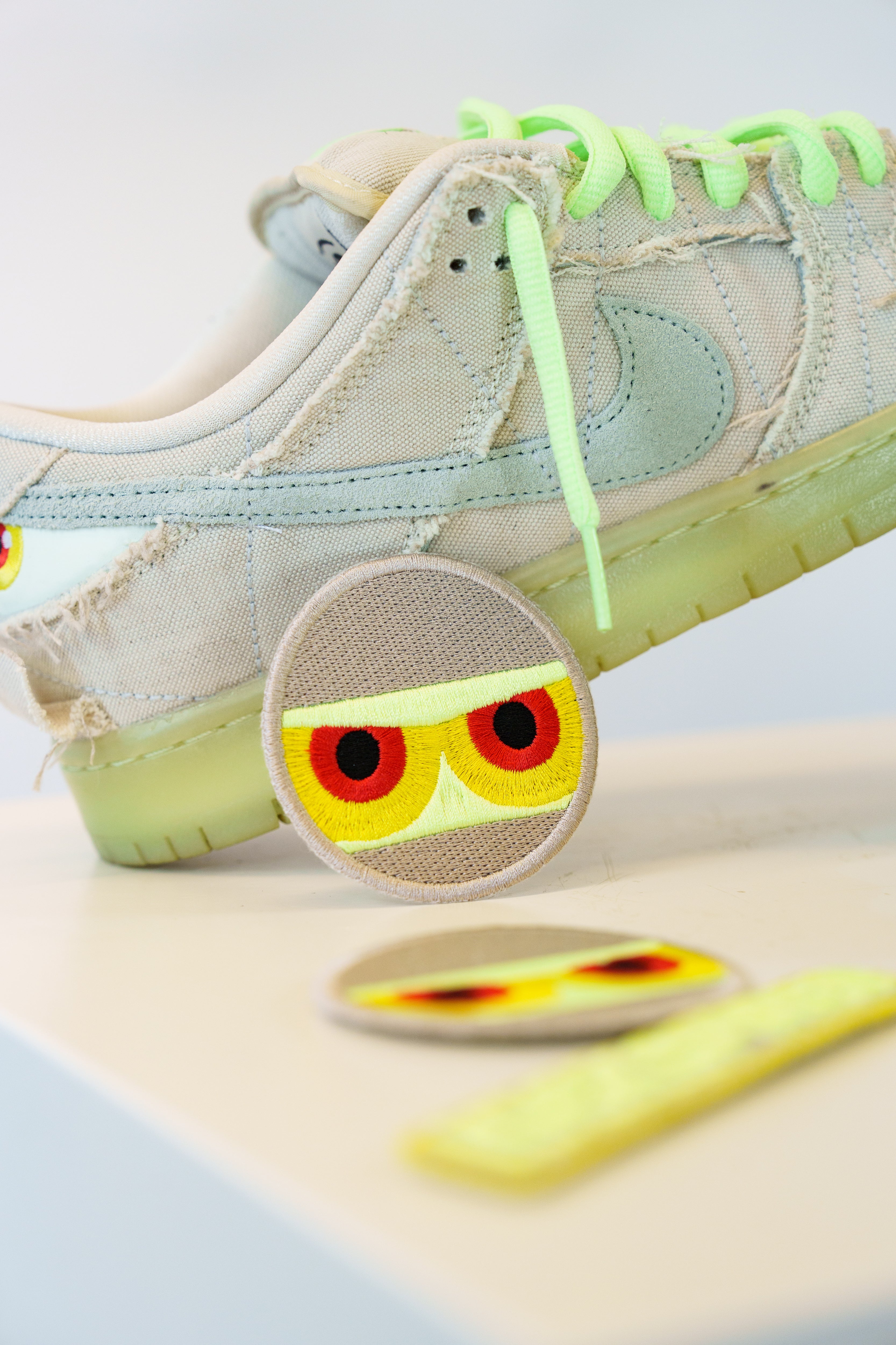 ROUND BADGE BEIGE/NEON GREEN/YELLOW/RED/BLACK Kickspired