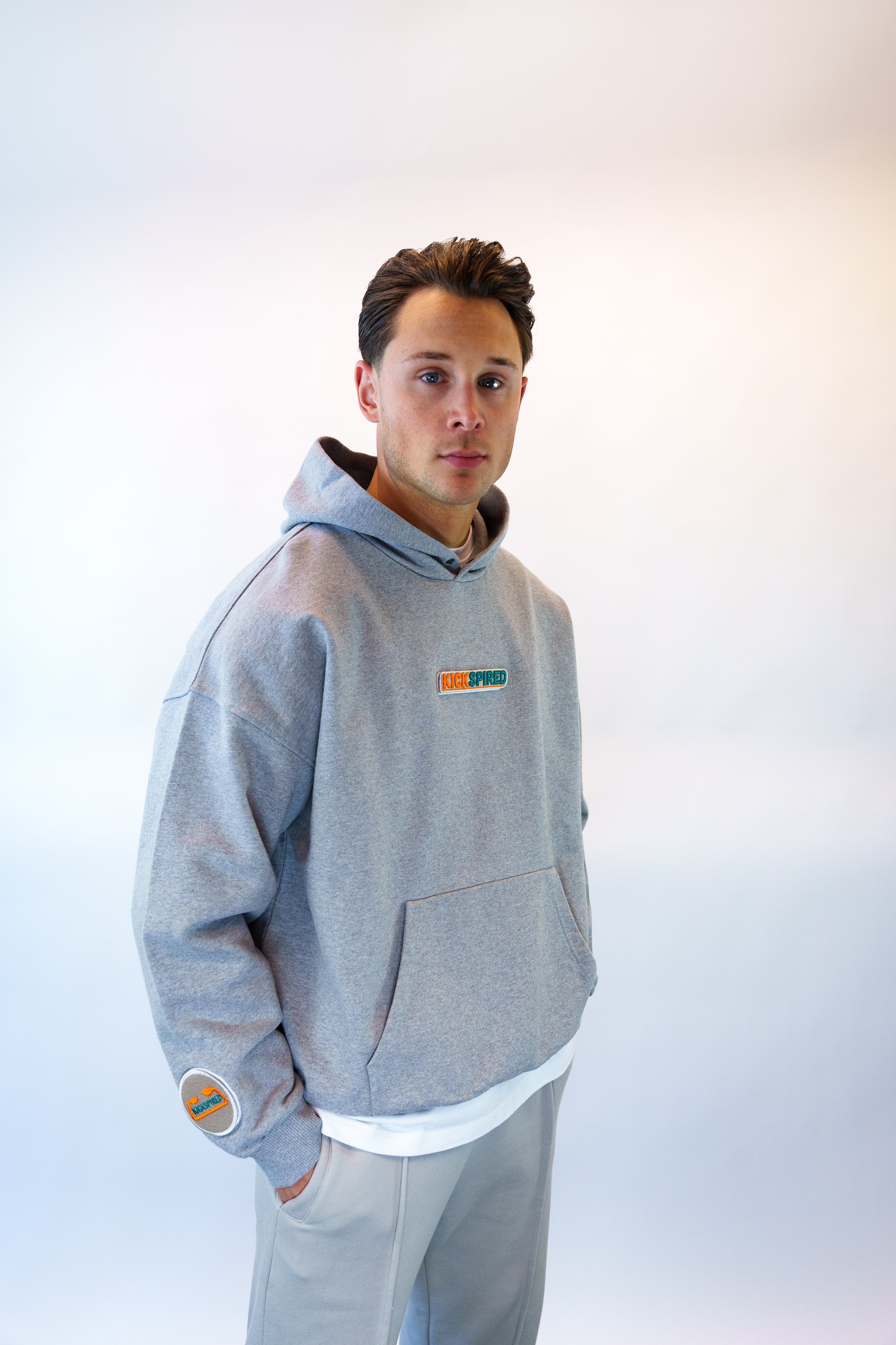 ROUND BADGE BEIGE/GREEN/ORANGE Kickspired