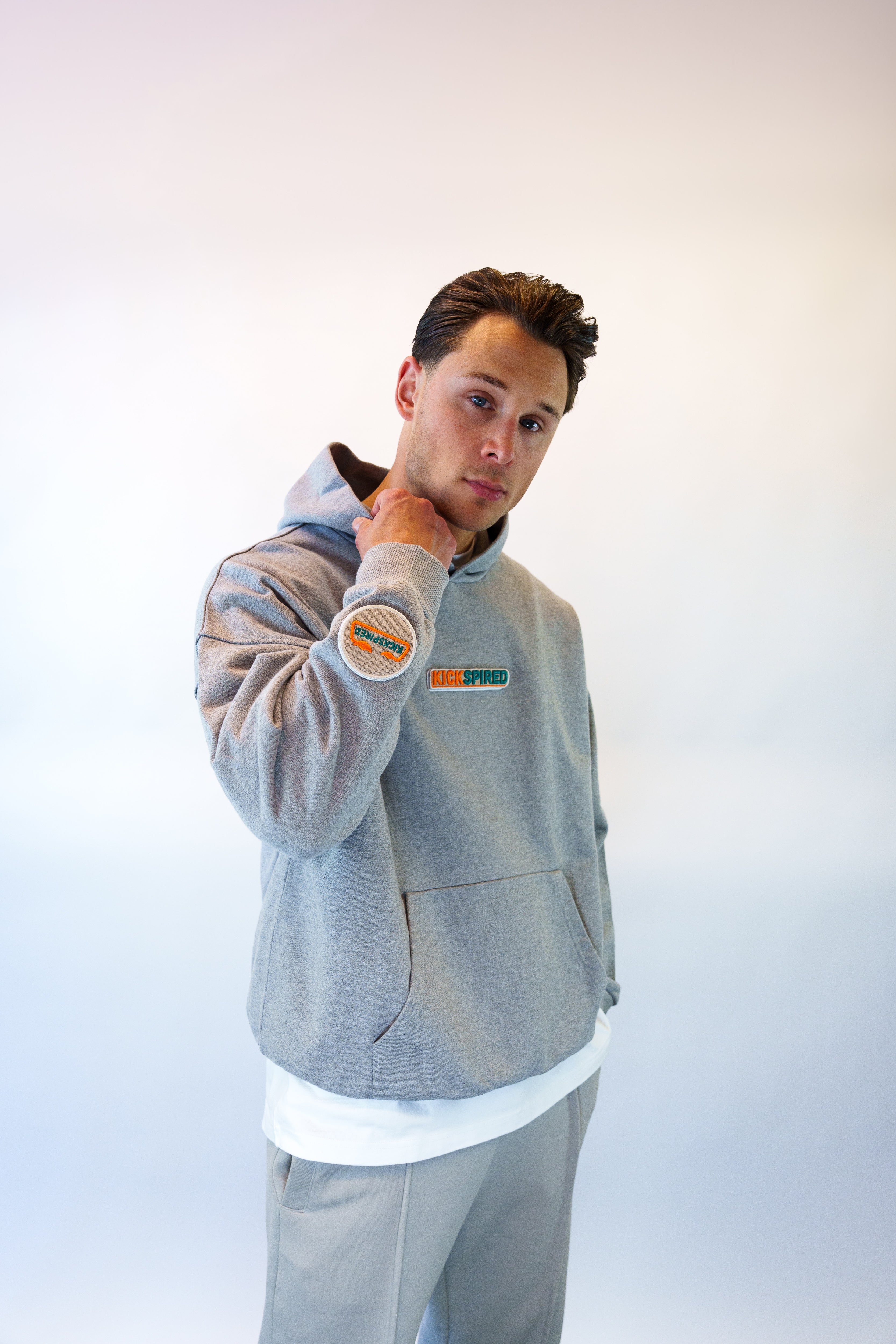 ROUND BADGE BEIGE/GREEN/ORANGE Kickspired