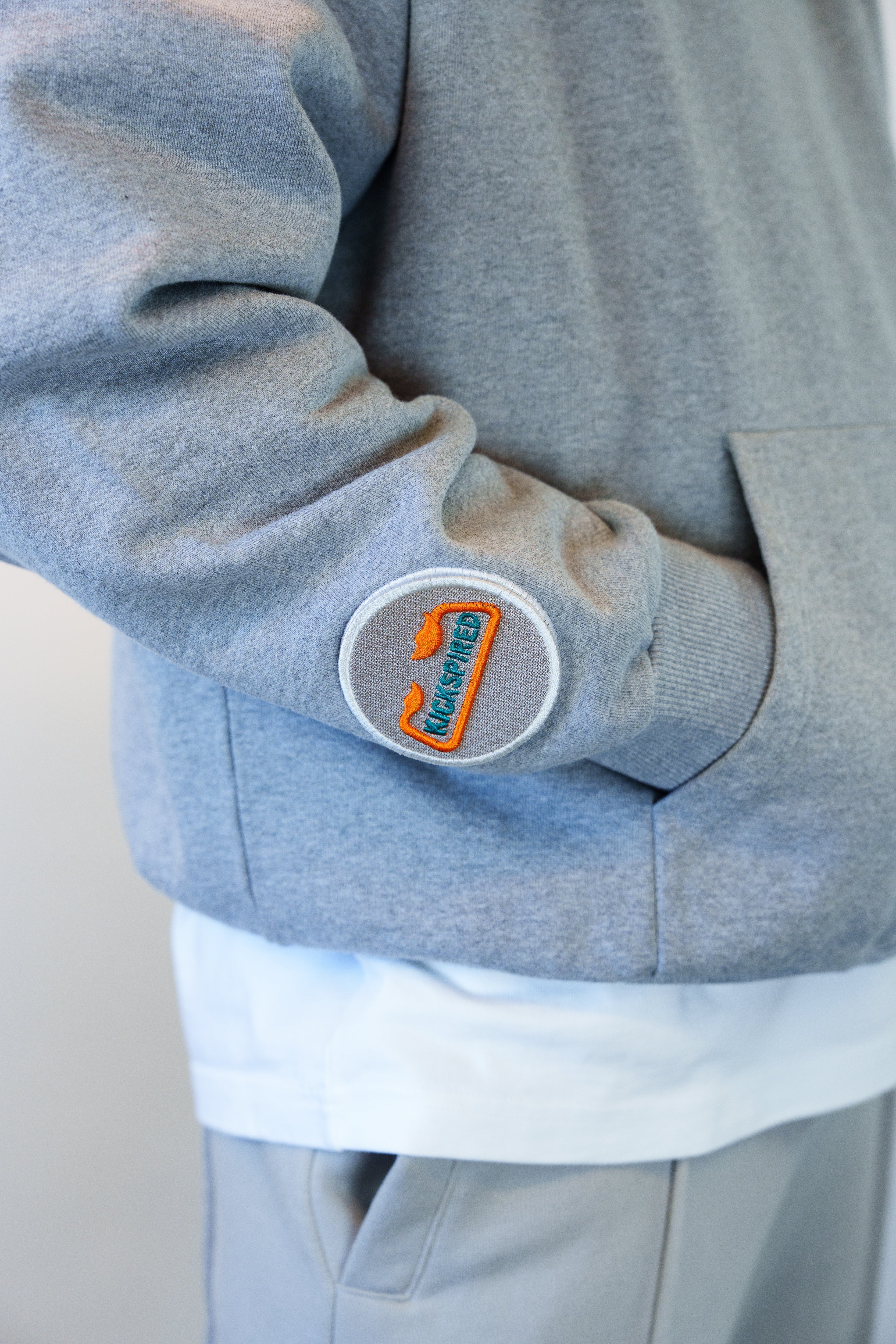 ROUND BADGE BEIGE/GREEN/ORANGE Kickspired