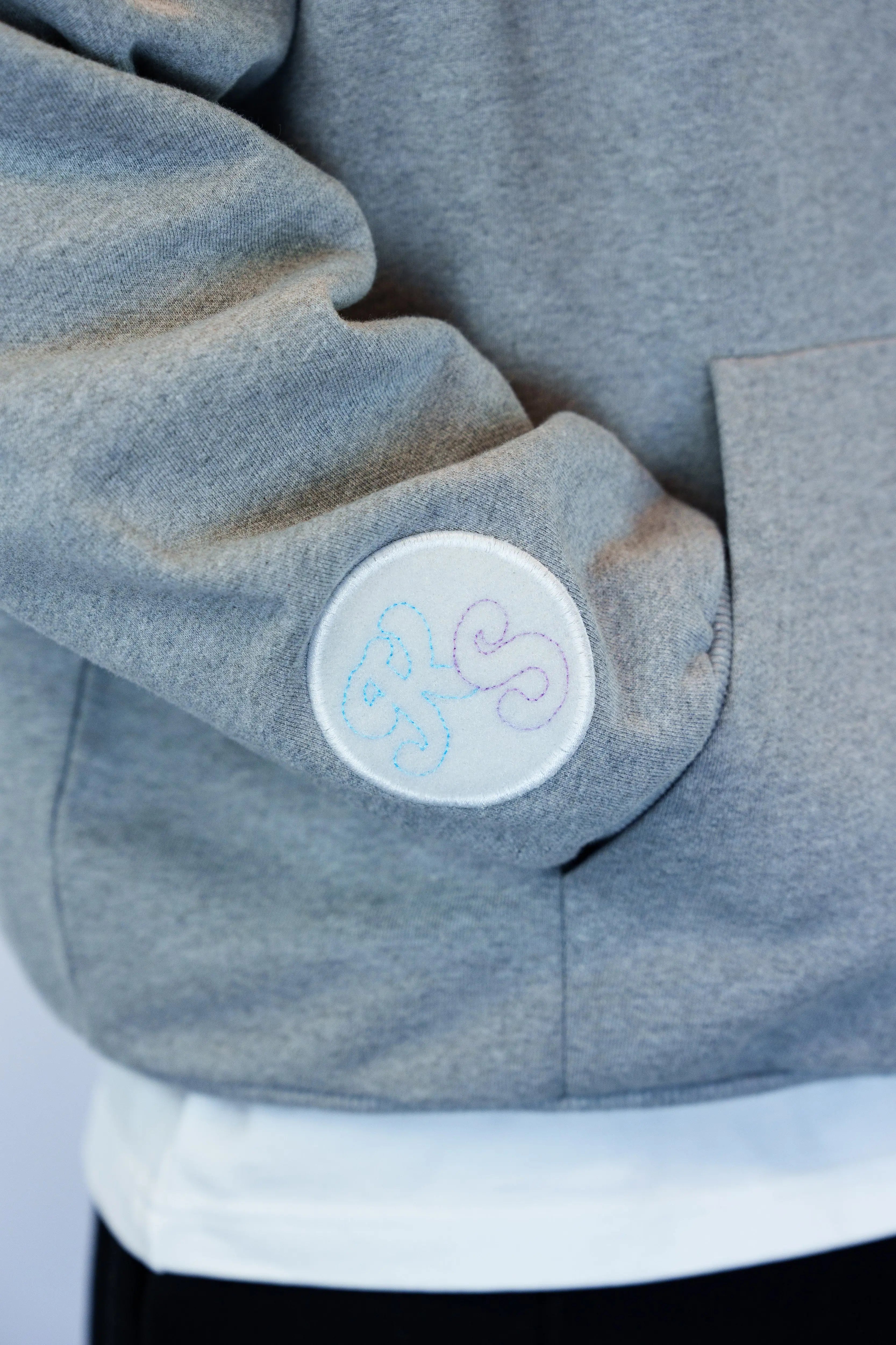 BADGE LOGO HOODIE GREY MELANGE - UNISEX Kickspired