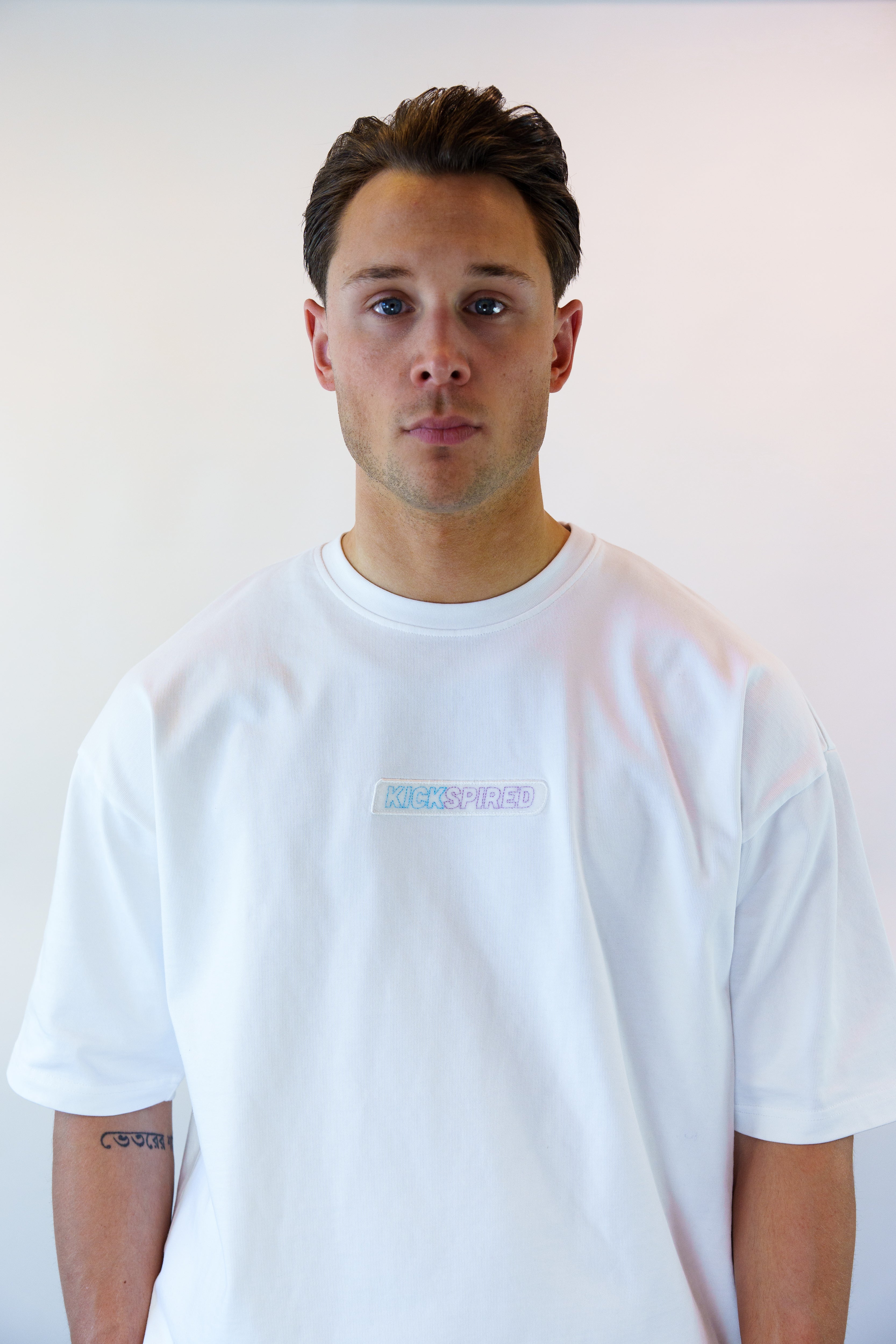 BADGE LOGO T-SHIRT WHITE - UNISEX Kickspired