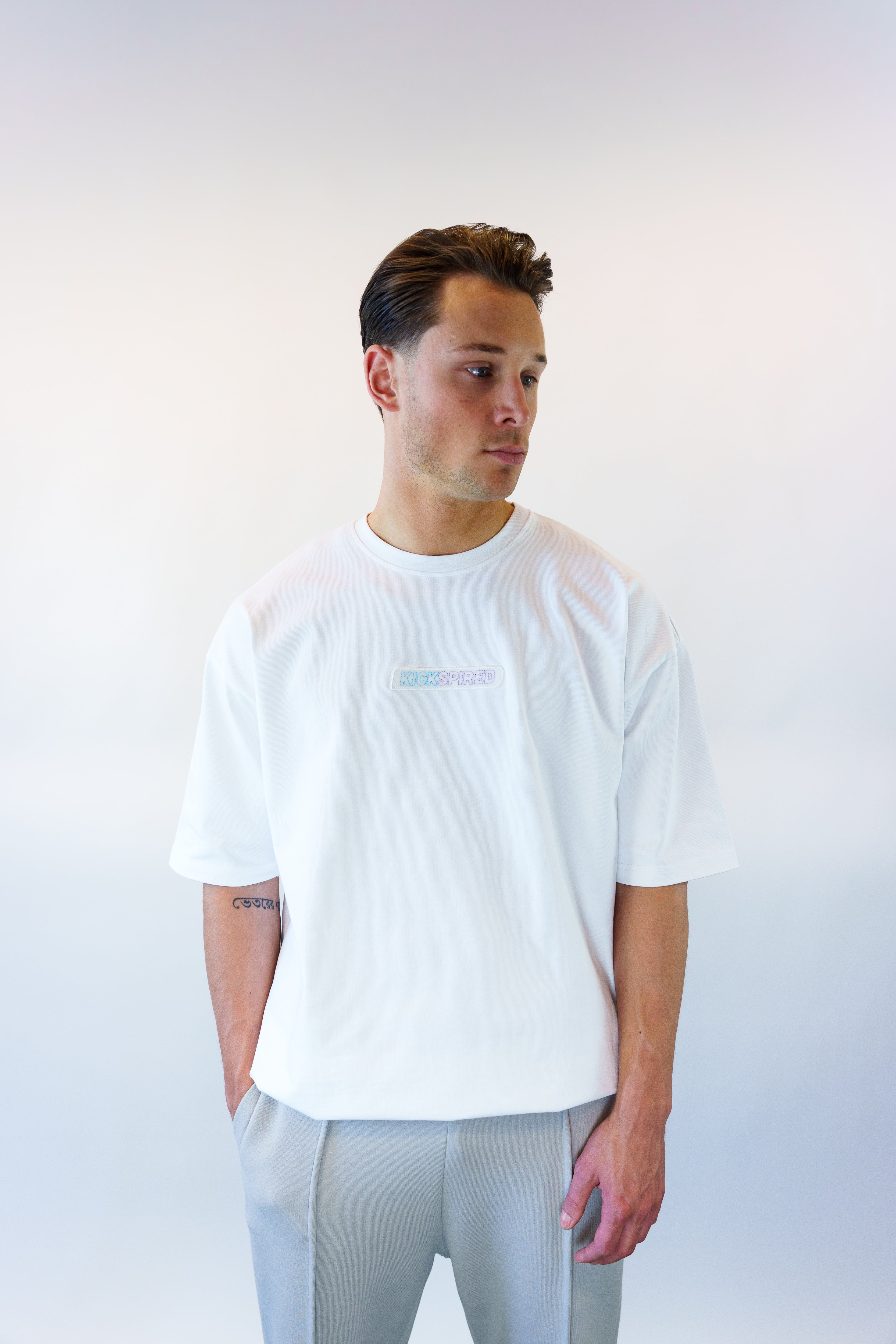 BADGE LOGO T-SHIRT WHITE - UNISEX Kickspired