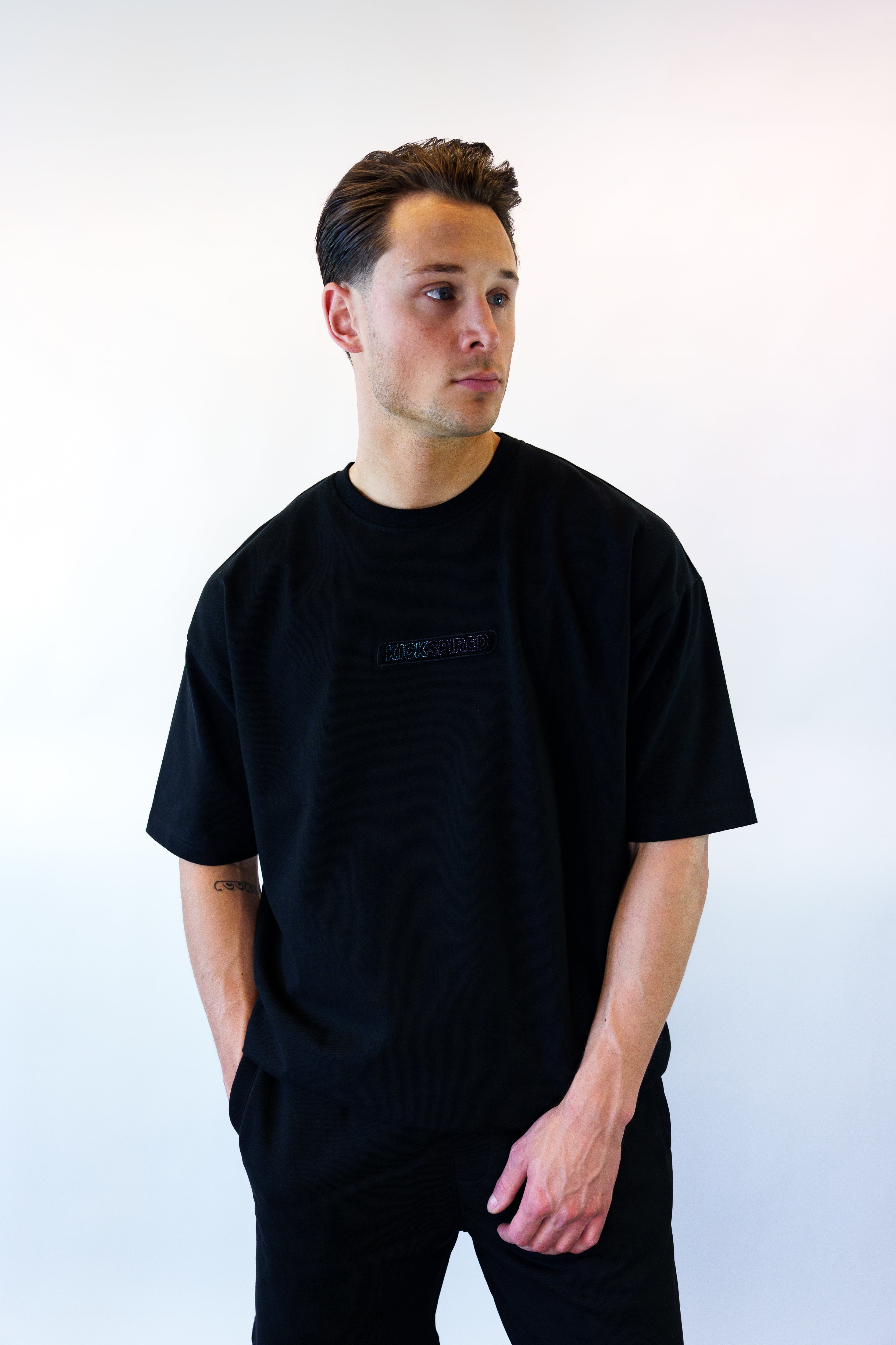 BADGE LOGO T-SHIRT BLACK - UNISEX Kickspired
