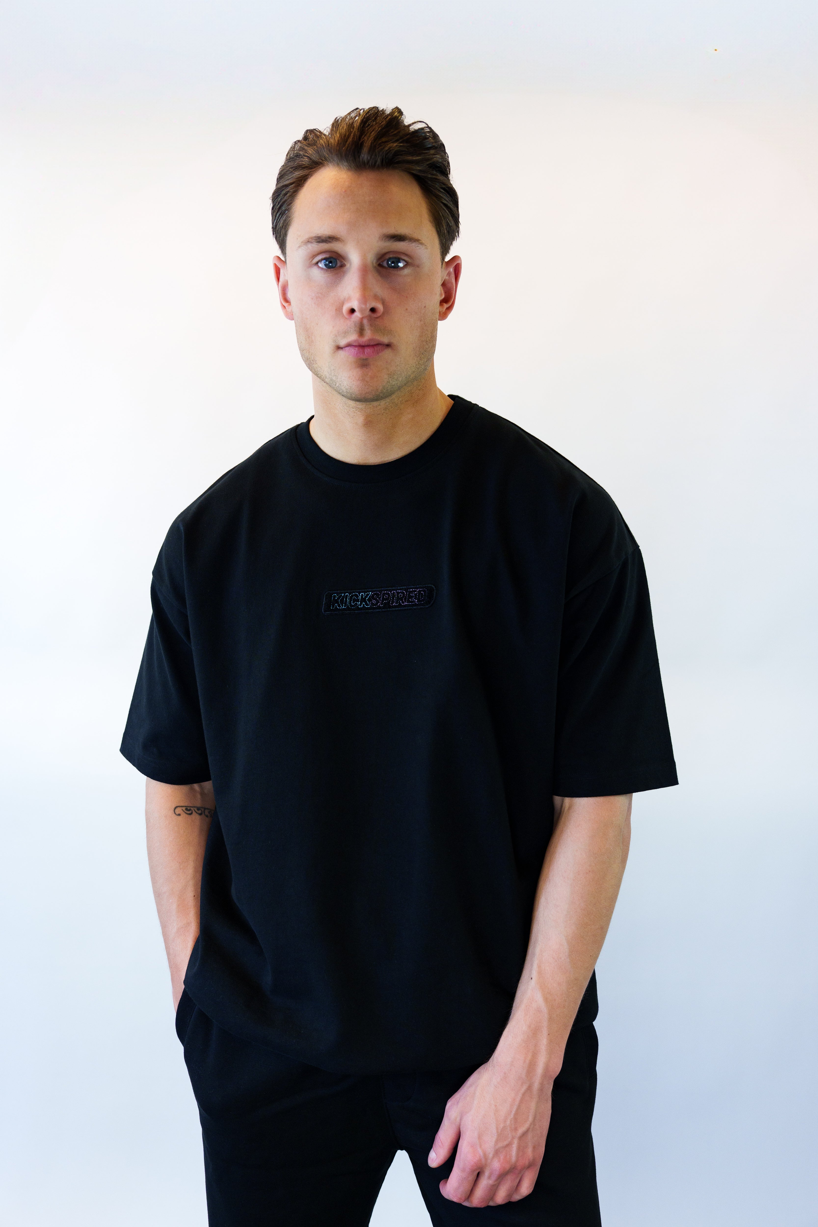 BADGE LOGO T-SHIRT BLACK - UNISEX Kickspired