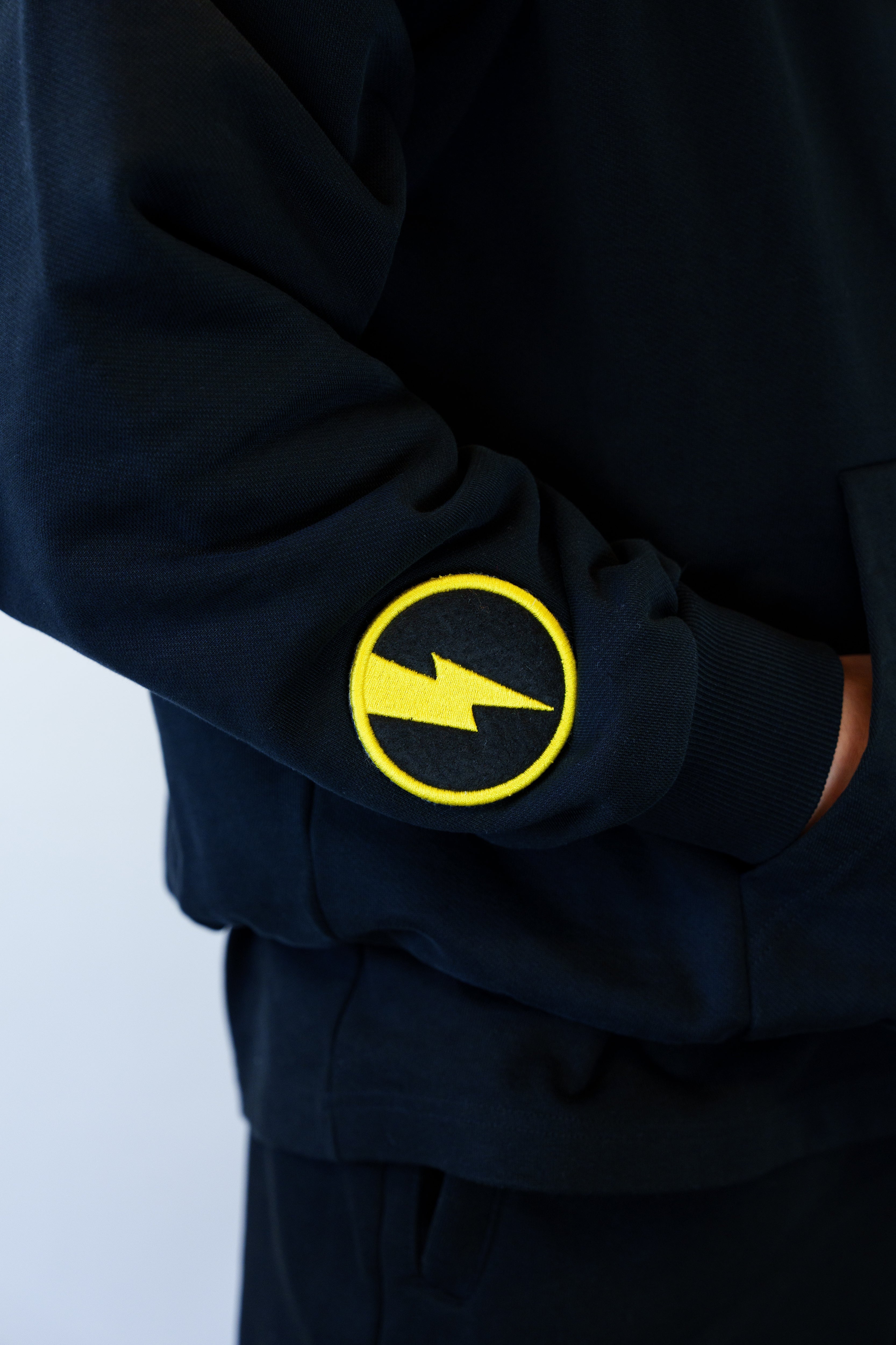 ROUND BADGE BLACK/YELLOW Kickspired