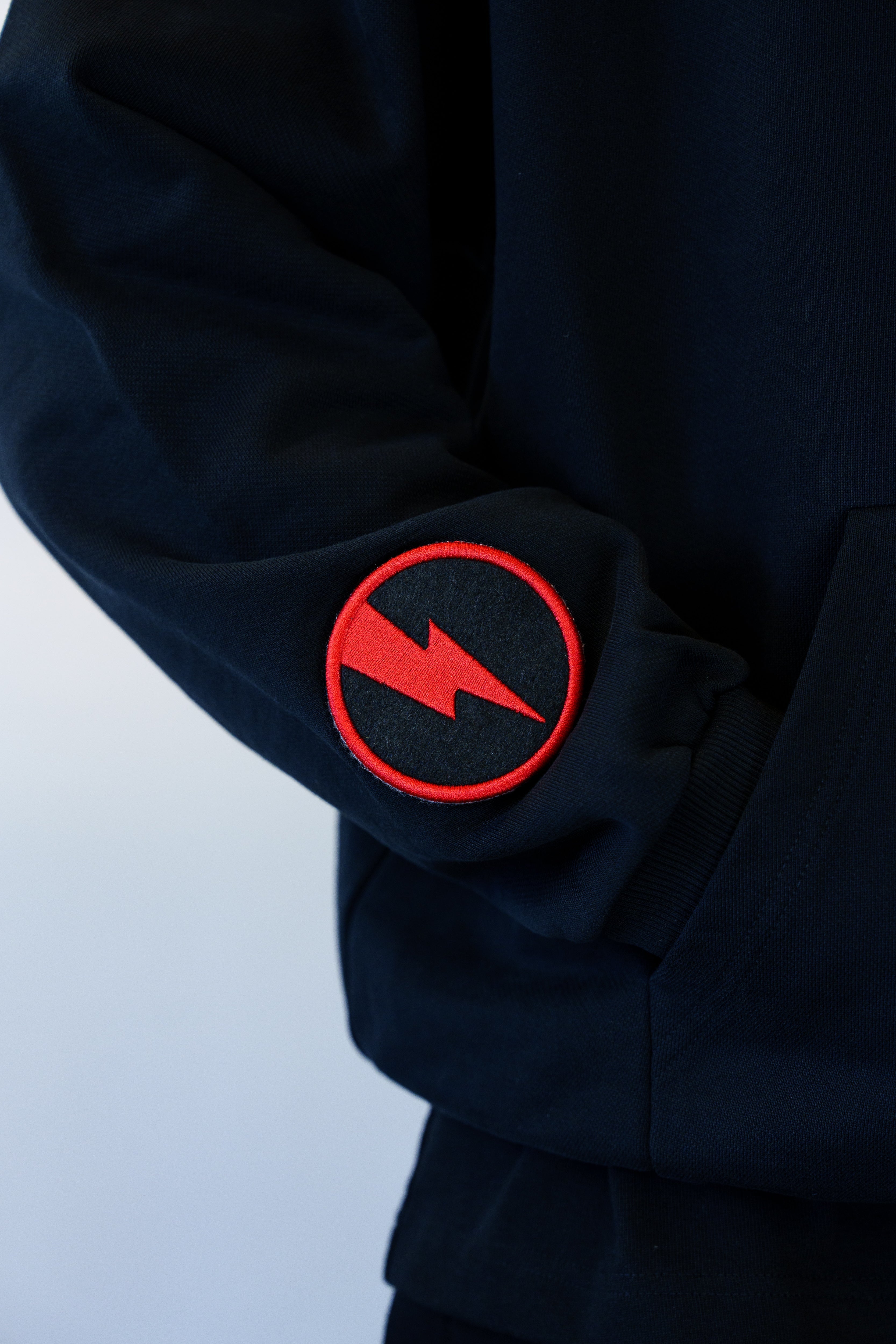 ROUND BADGE BLACK/RED Kickspired