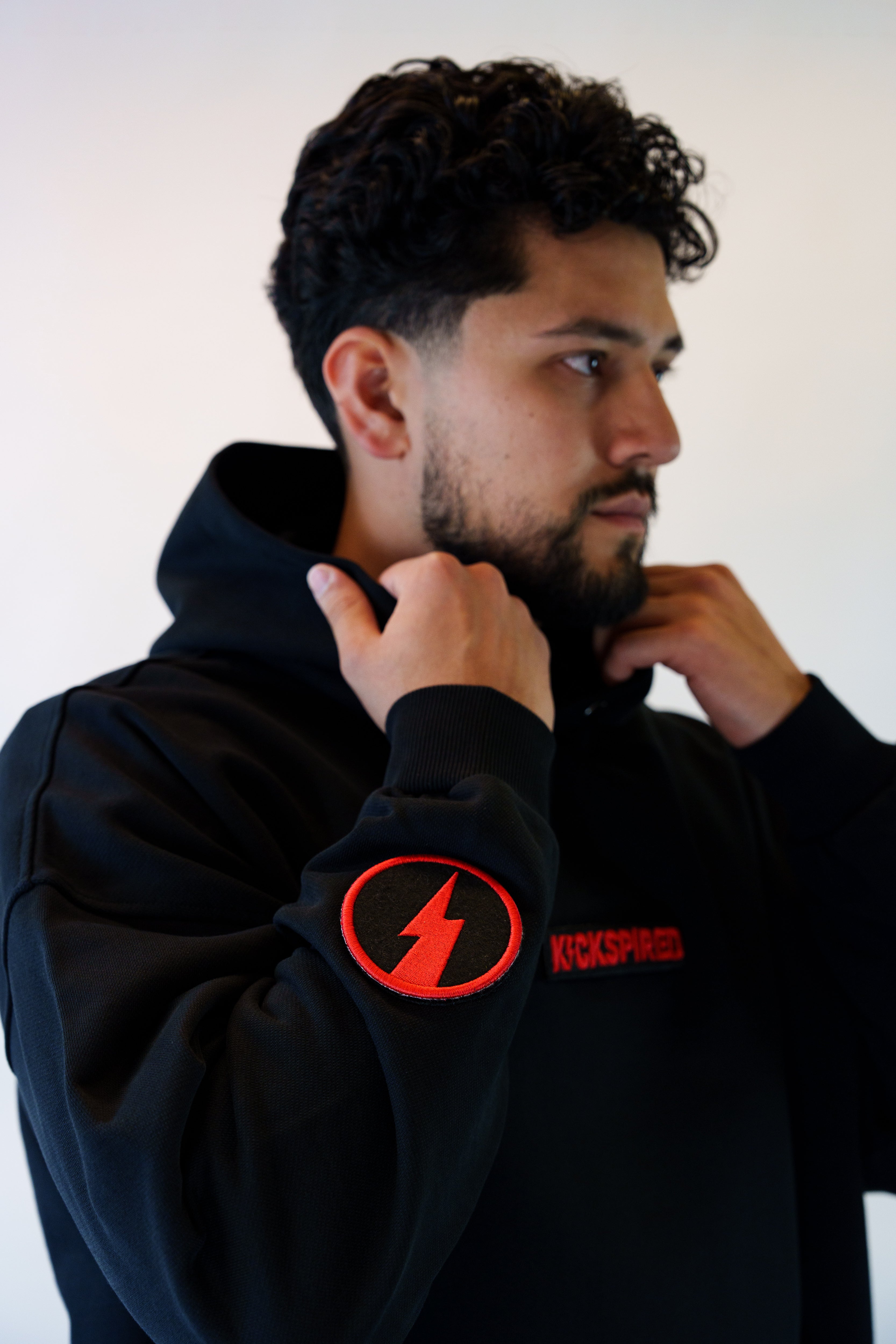 ROUND BADGE BLACK/RED Kickspired