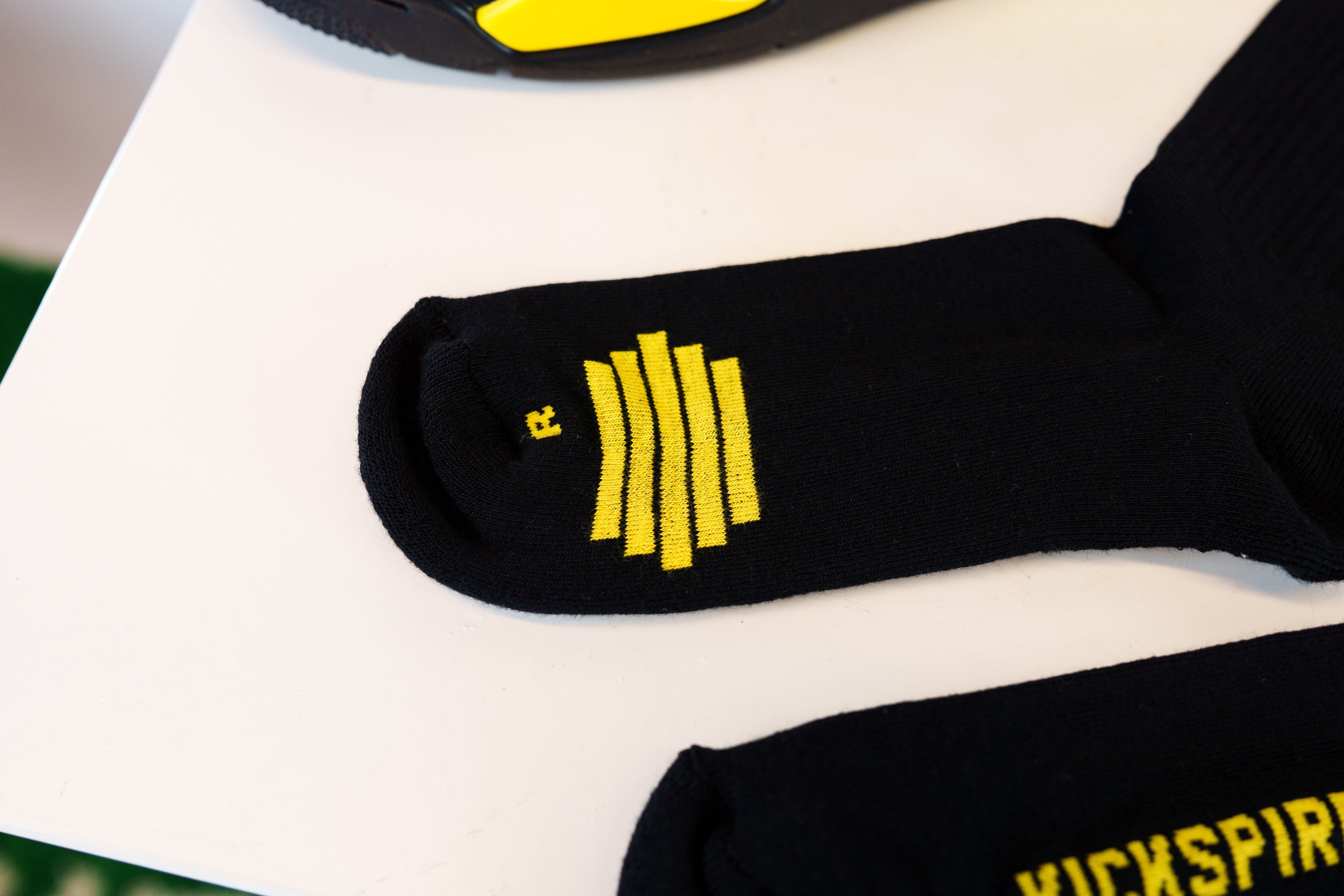 SOCKS BLACK/YELLOW Kickspired