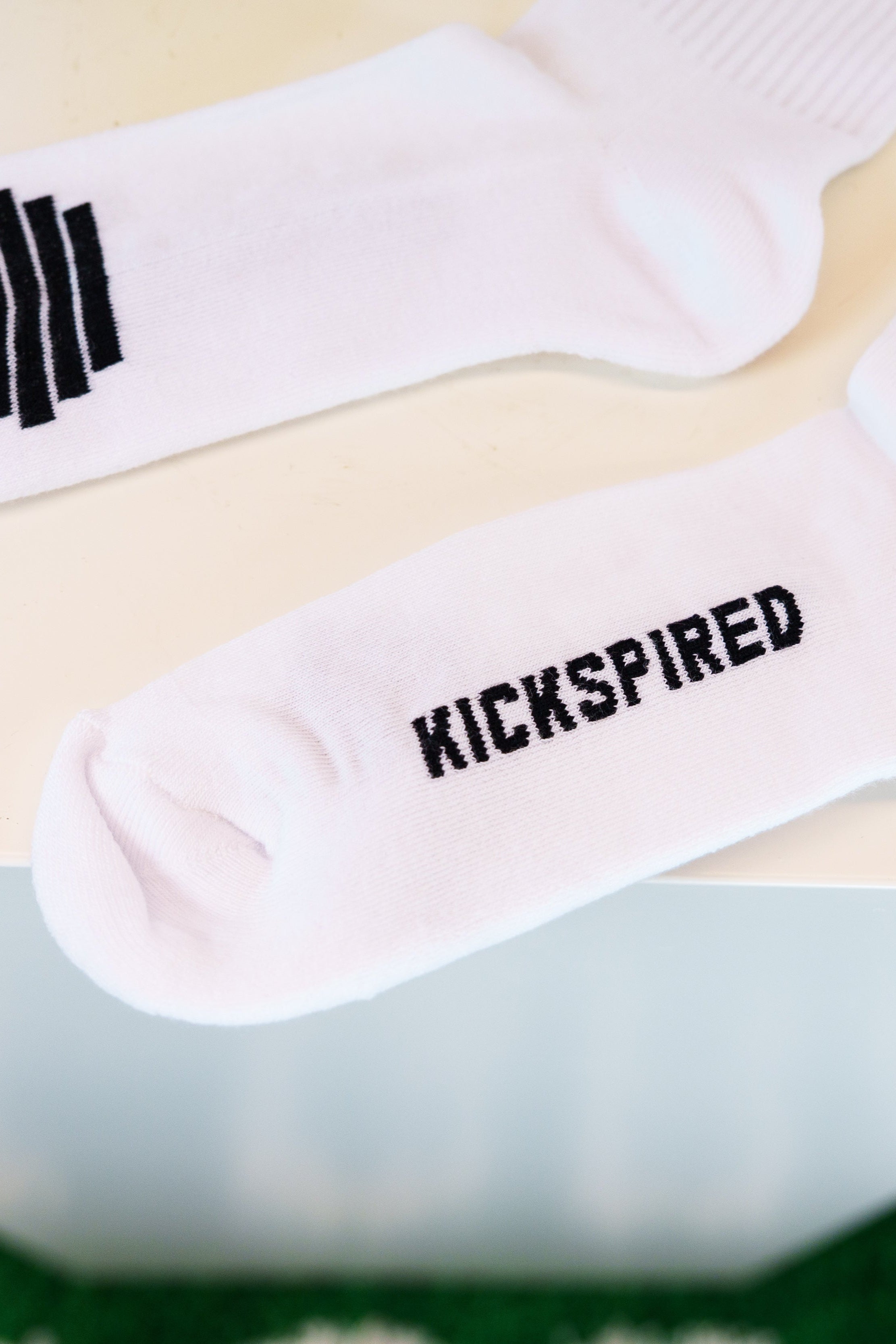 SOCKS WHITE/BLACK Kickspired