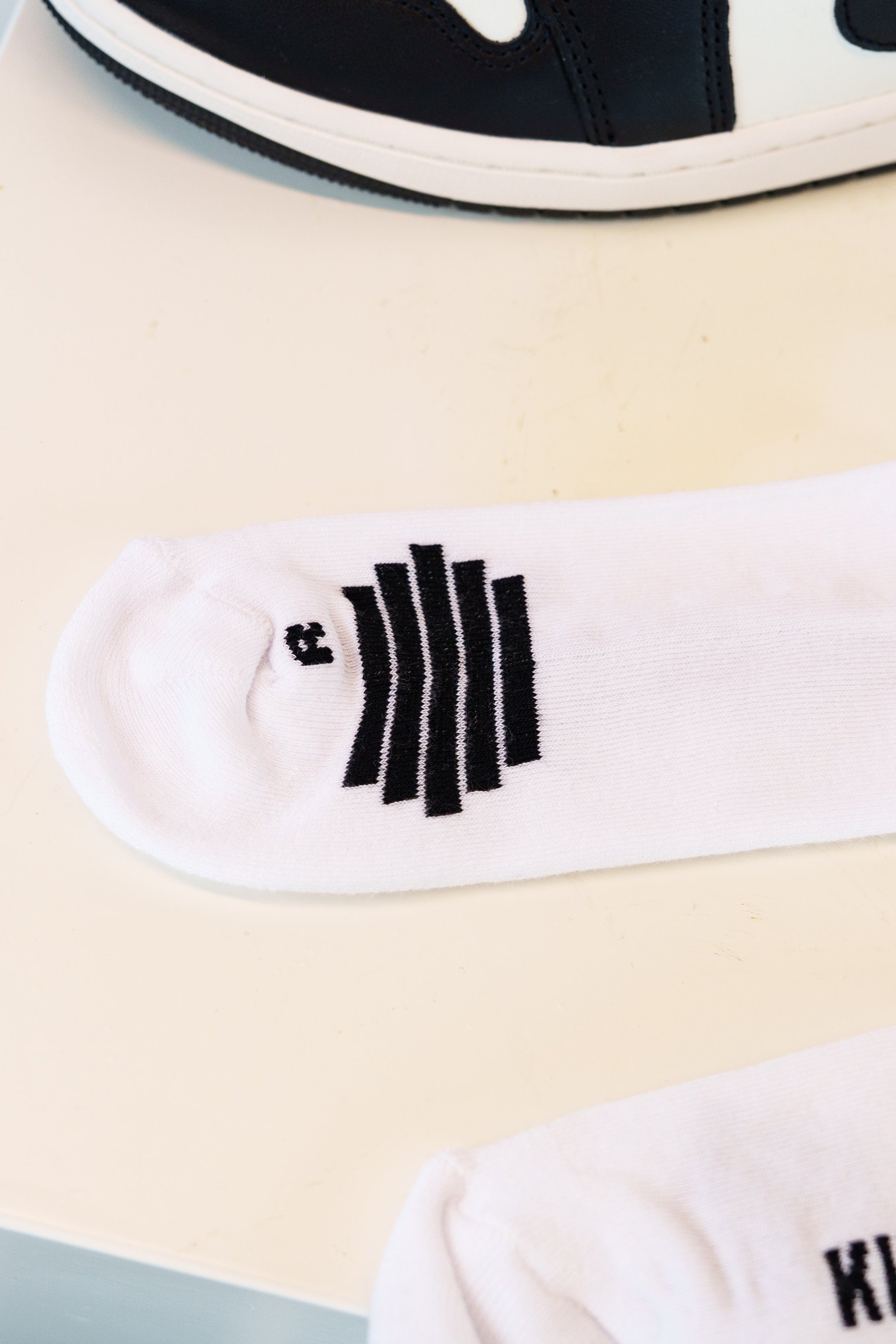 SOCKS WHITE/BLACK Kickspired