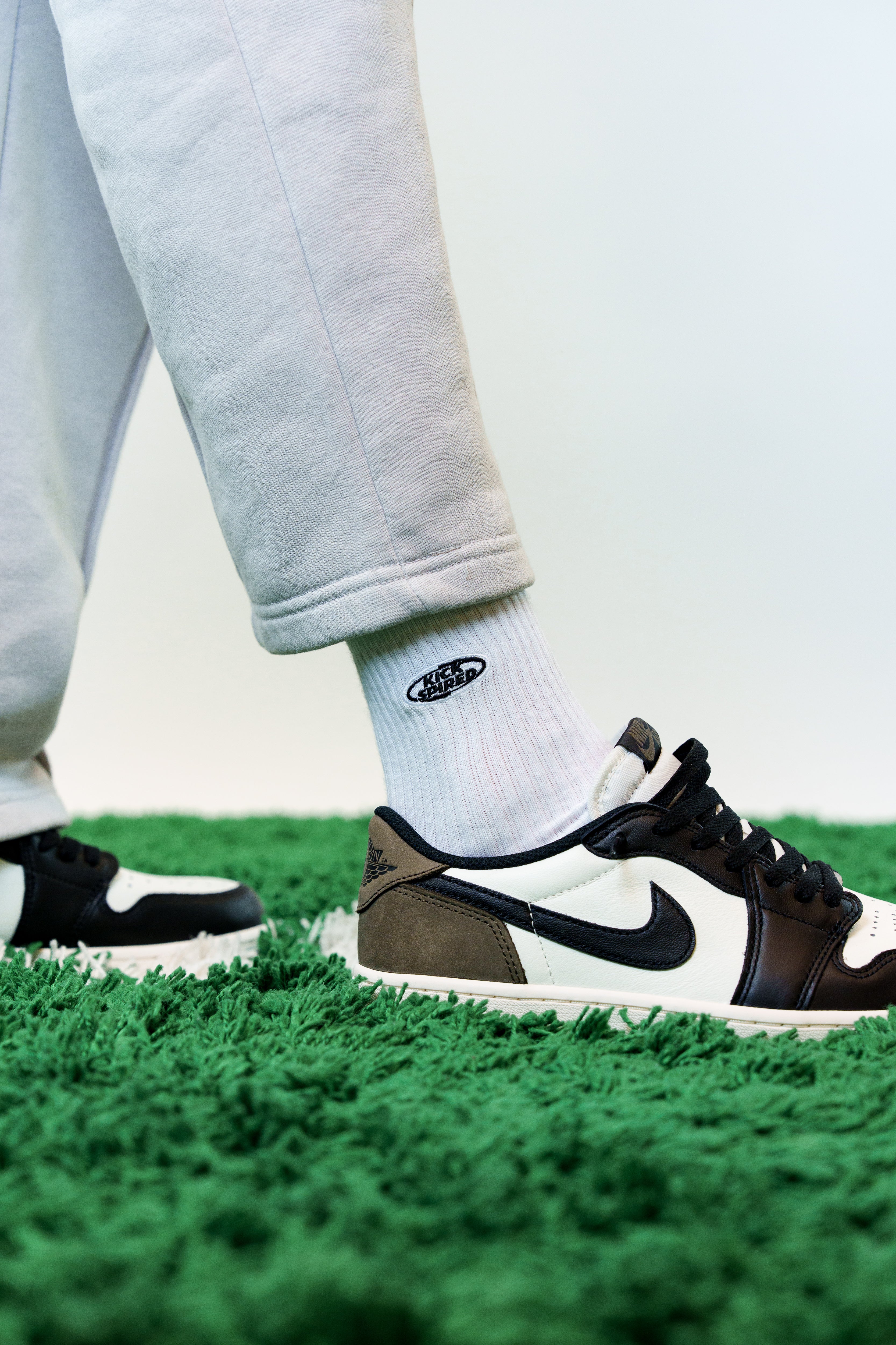 SOCKS WHITE/BLACK Kickspired