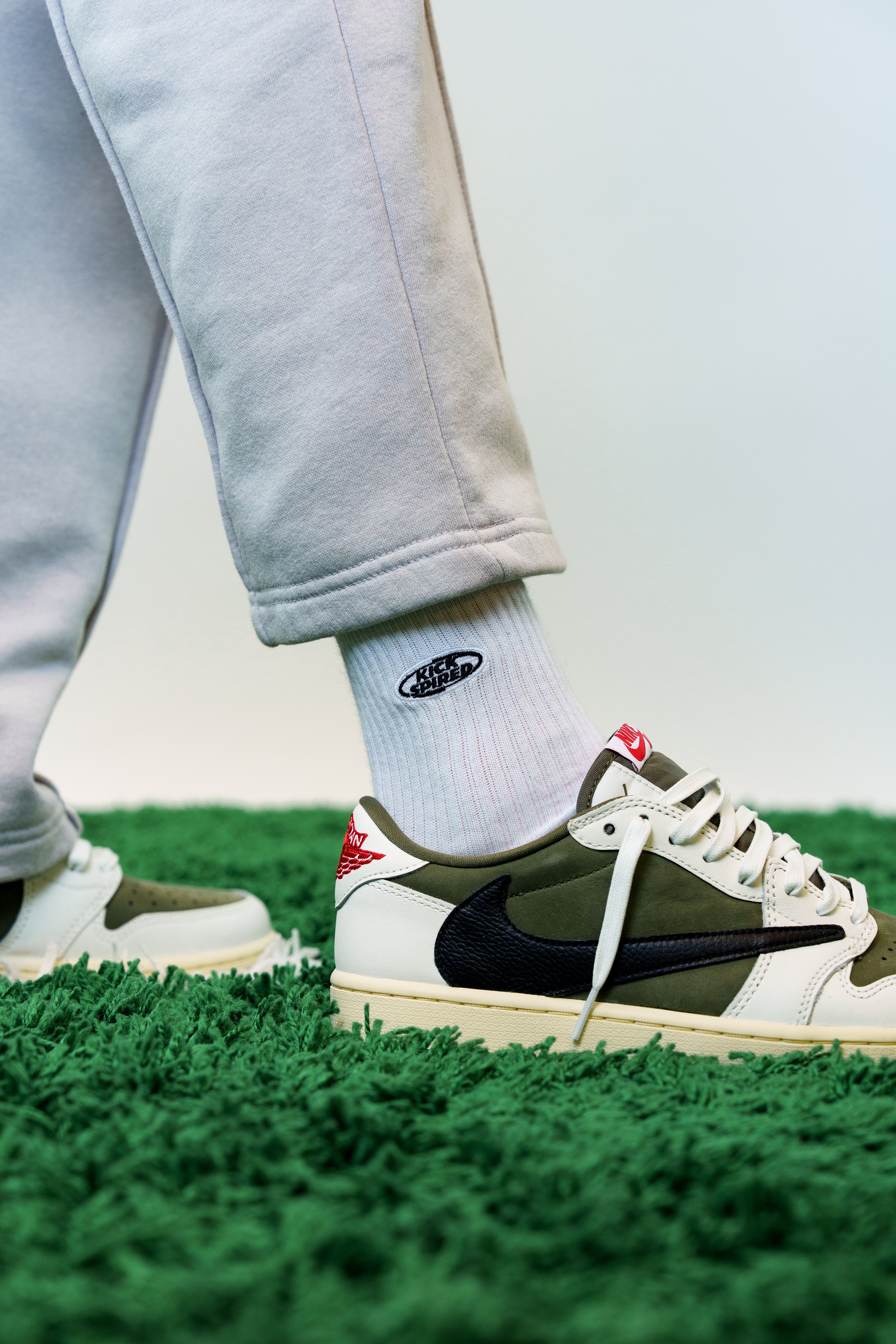 SOCKS WHITE/BLACK Kickspired
