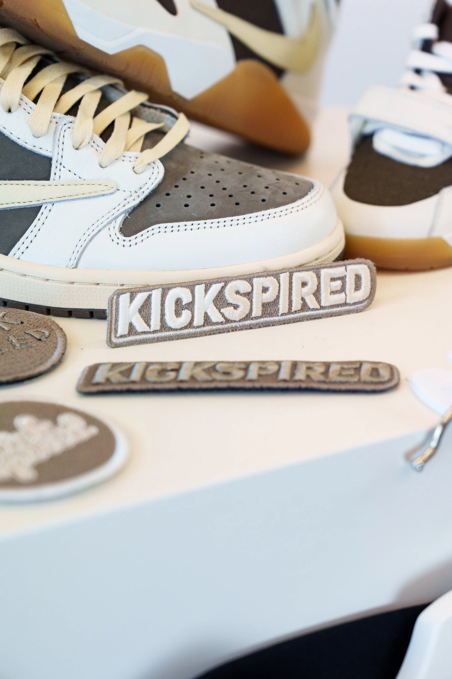 LIGHT BROWN/WHITE/CREME (J1 REVERSE MOCHA &amp; JJ SAIL)