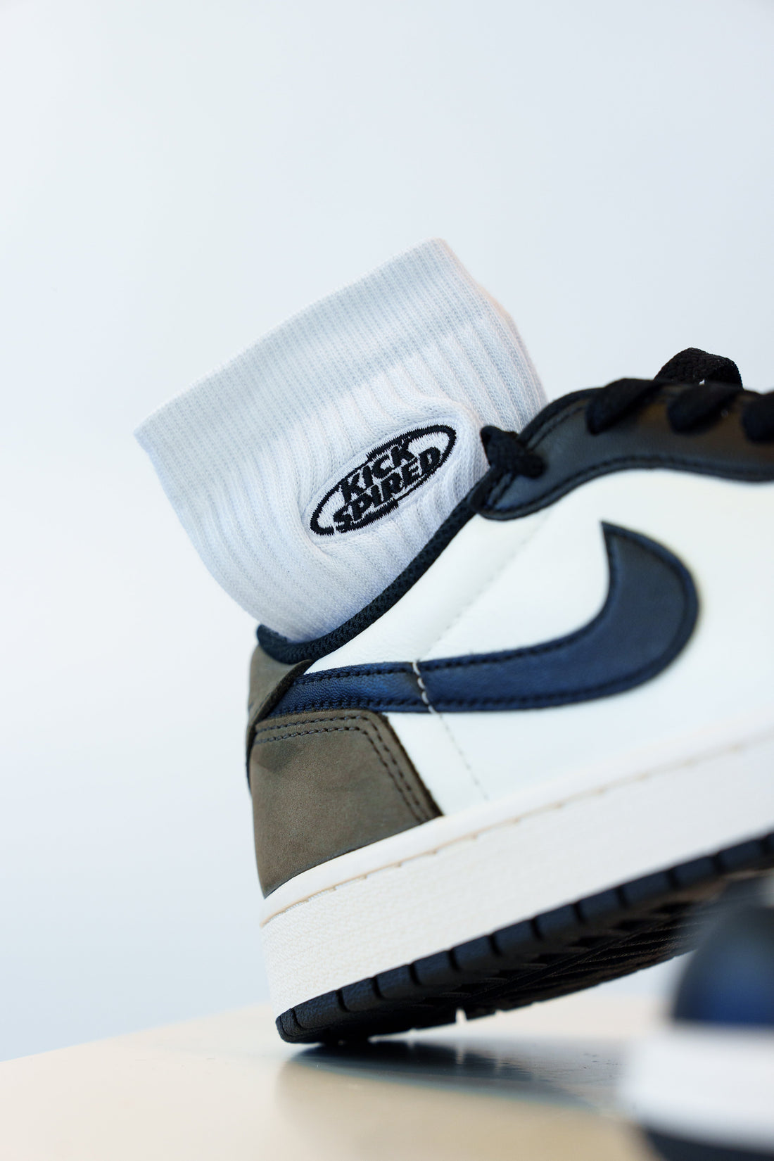 SOCKS WHITE/BLACK Kickspired