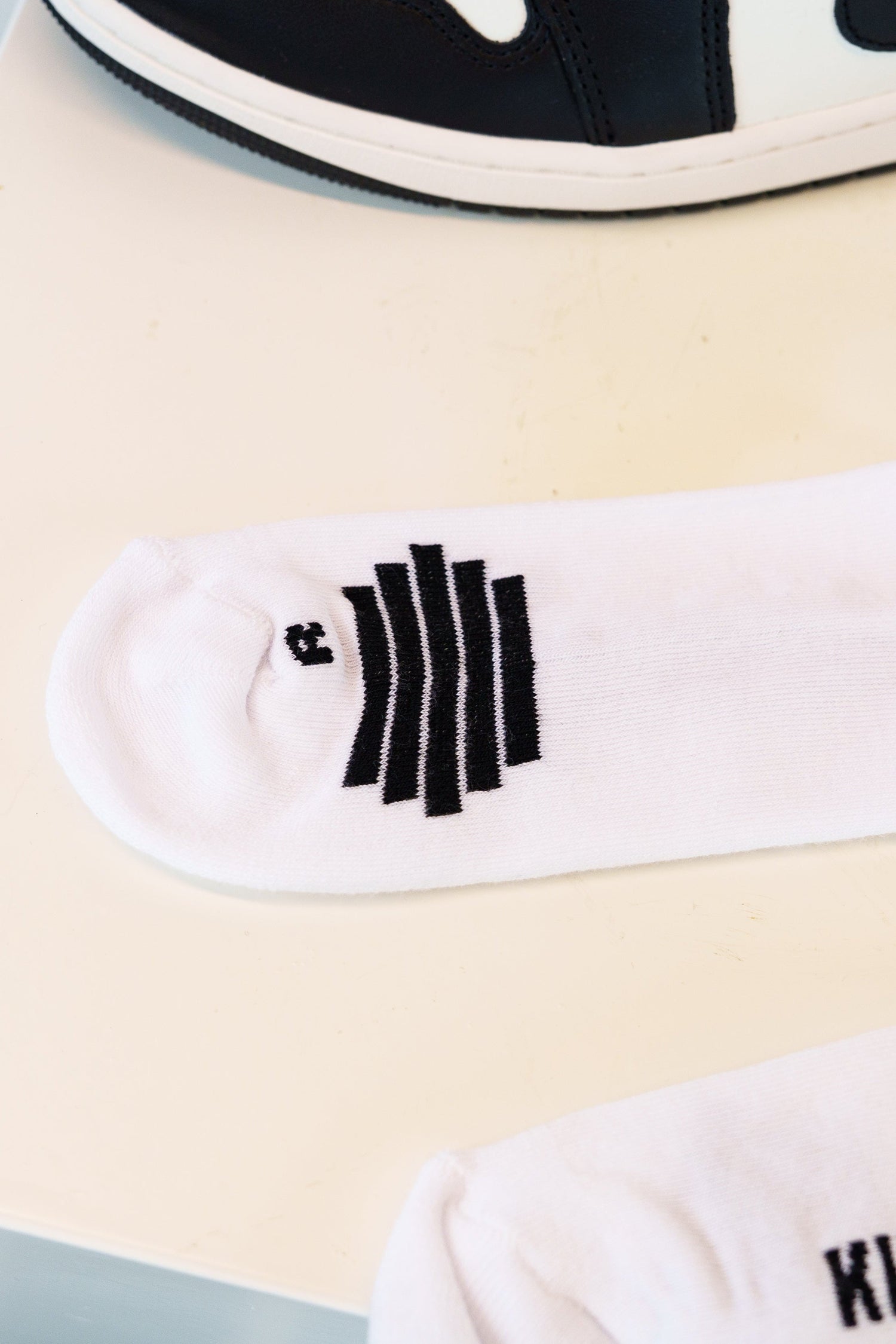 SOCKS WHITE/BLACK Kickspired