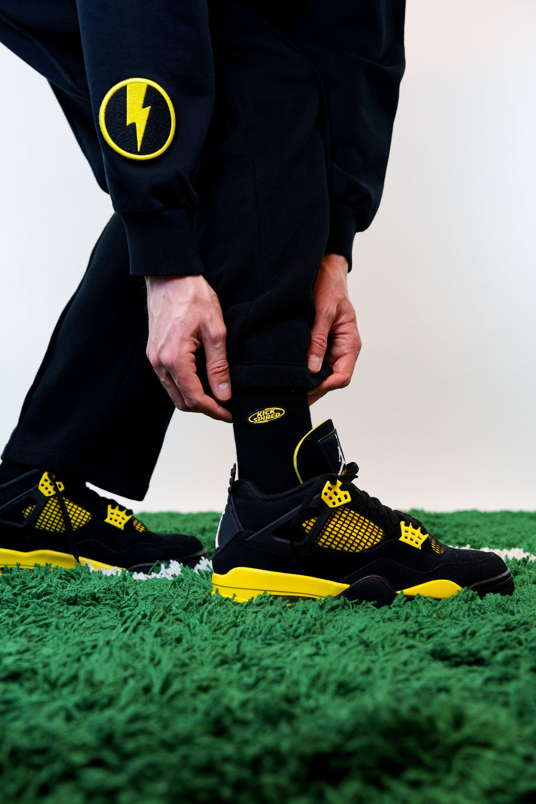 ROUND BADGE BLACK/YELLOW Kickspired