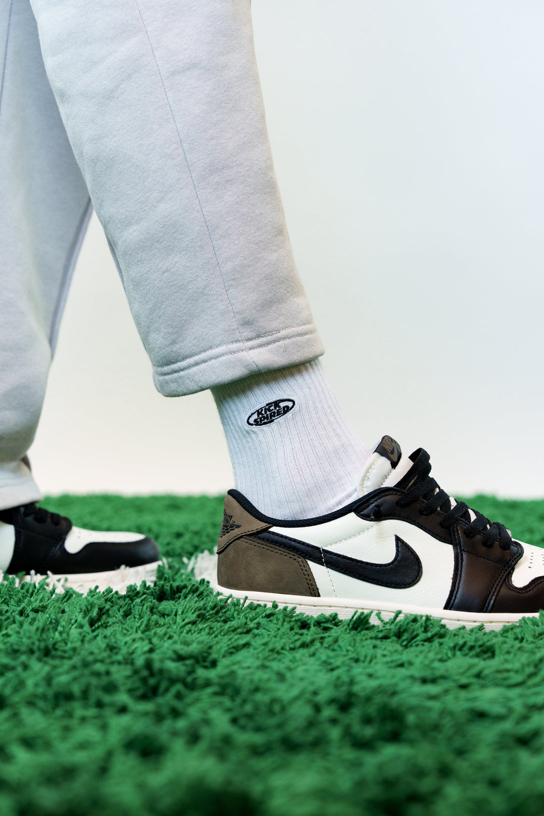 SOCKS WHITE/BLACK Kickspired